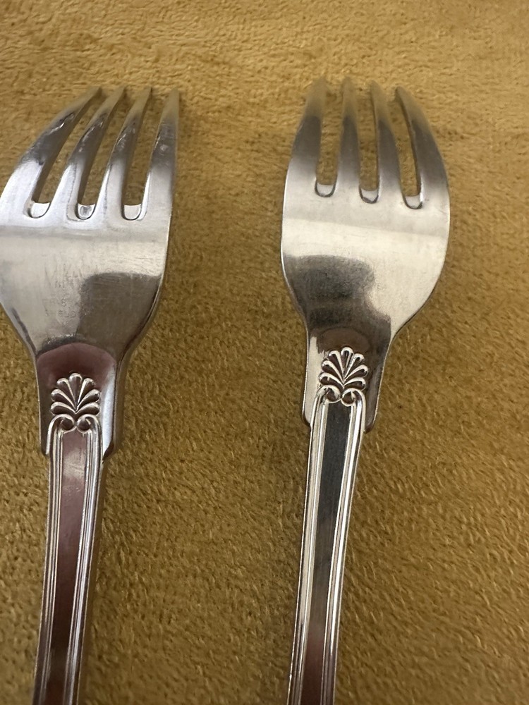 —(2) — Mikasa Sheldon Satin Dinner Forks () - SHELL PATTERN