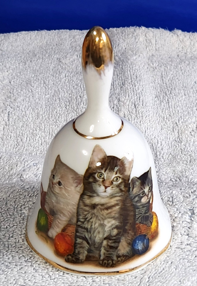 Fielder Keepsakes Bell Cat & Kittens 4" Bell