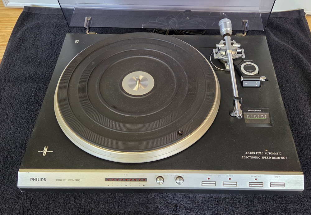PHILIPS FULL AUTOMATIC TURNTABLE AF-829