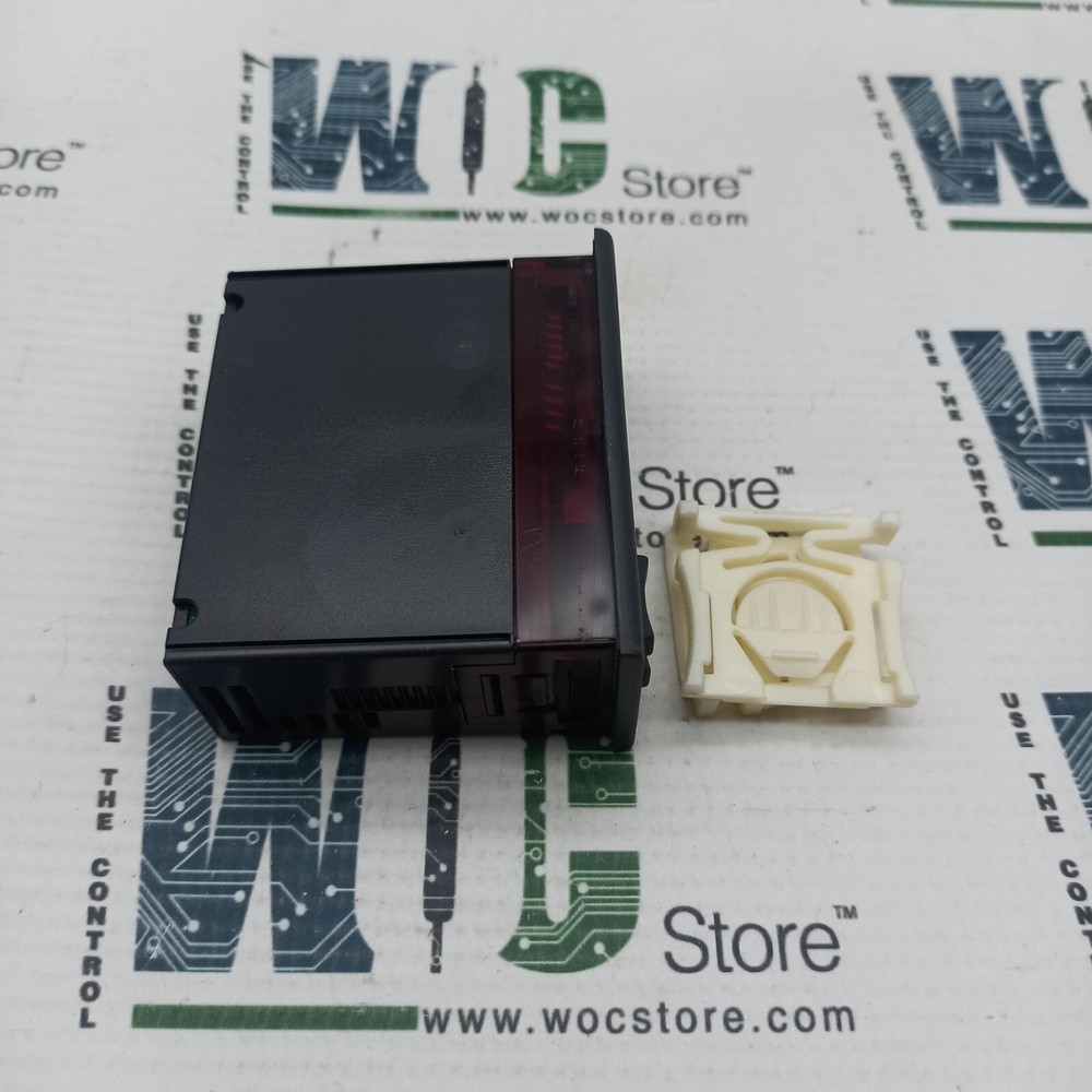 XT111C-4H0HU DIXELL DIGITAL TEMPERATURE CONTROLLER