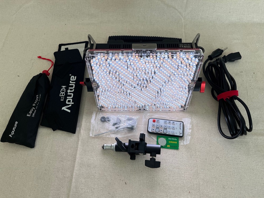 Aputure Amaran Tri-8c Daylight LED Video Light (V-Mount) Kit