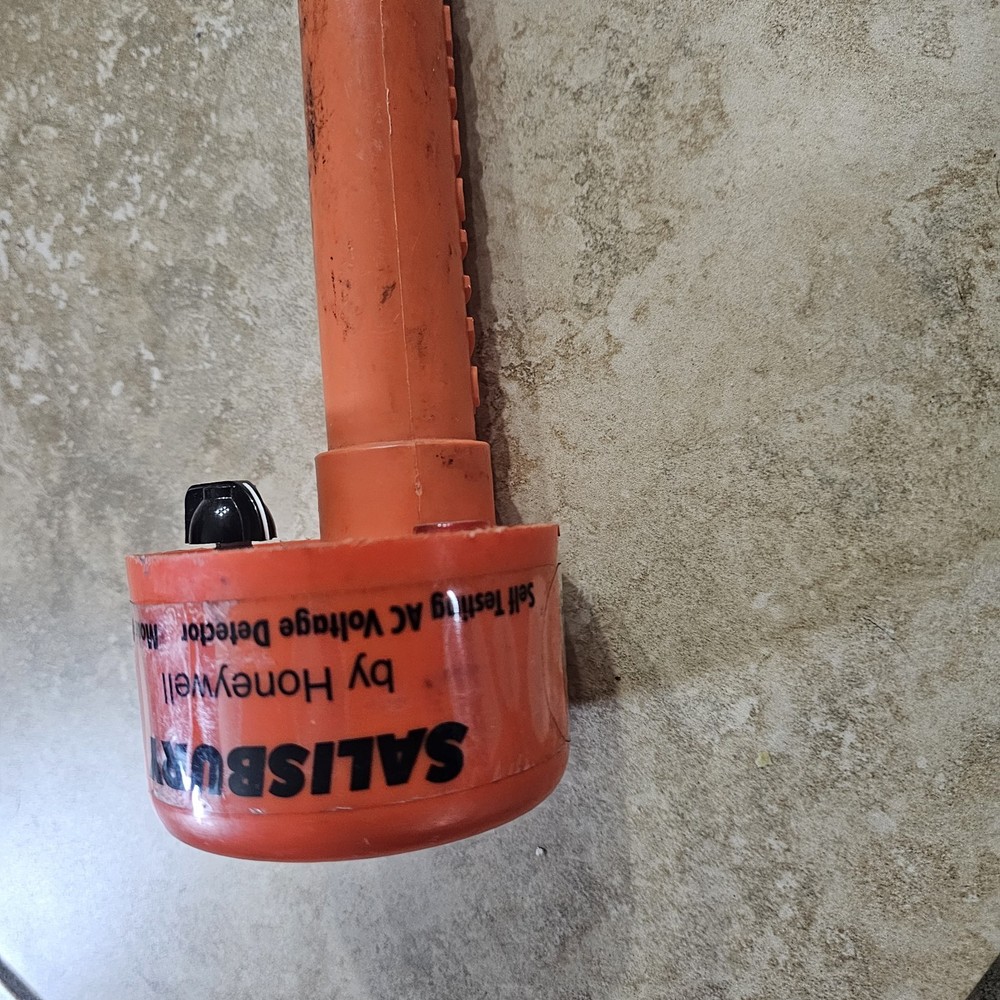 Salisbury 4744 Self-Testing Voltage Detector (Audio/ Visual)