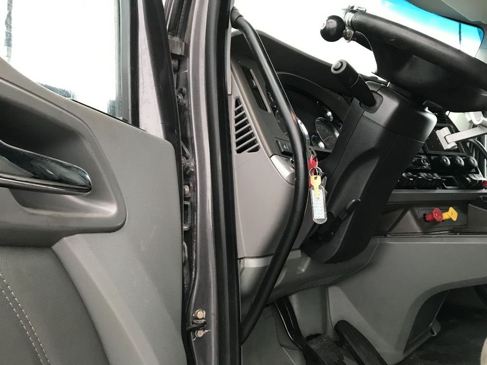 Kenworth T680 28(in) Grab Handle, Cab Entry (Front) - Used