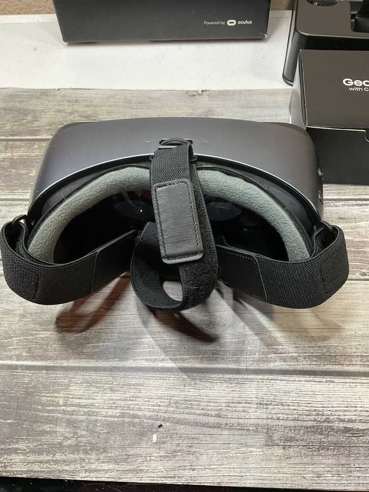 Samsung SM-R324 Gear VR W/Controller Powered by Oculus