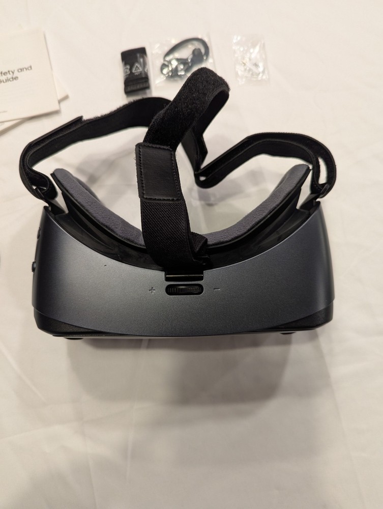 Samsung Gear VR SM-R324 With Controller