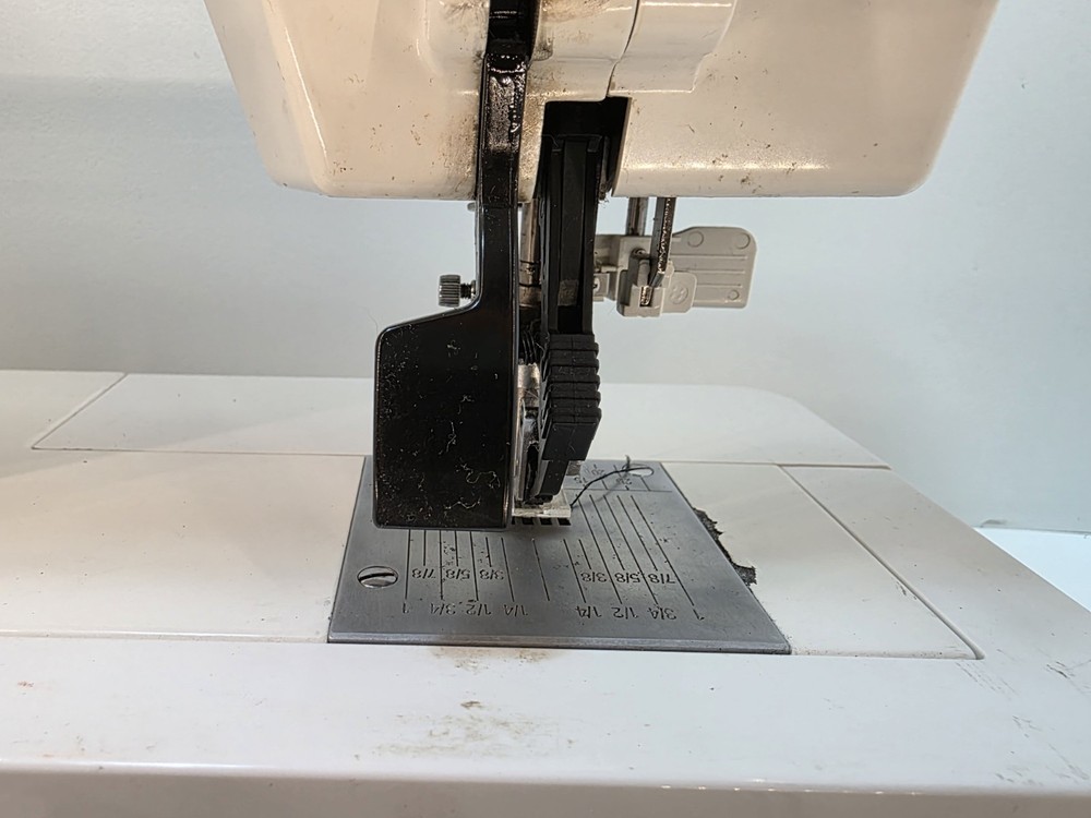 Singer Quantum L-500 Computerized Sewing Machine – Tested & Working LCD Display