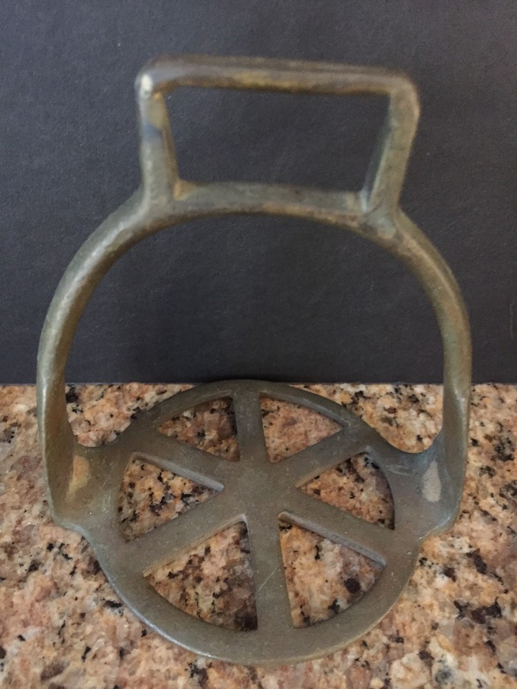 ANTIQUE CAST IRON UNUSUAL SHAPED SADDLE STIRRUP