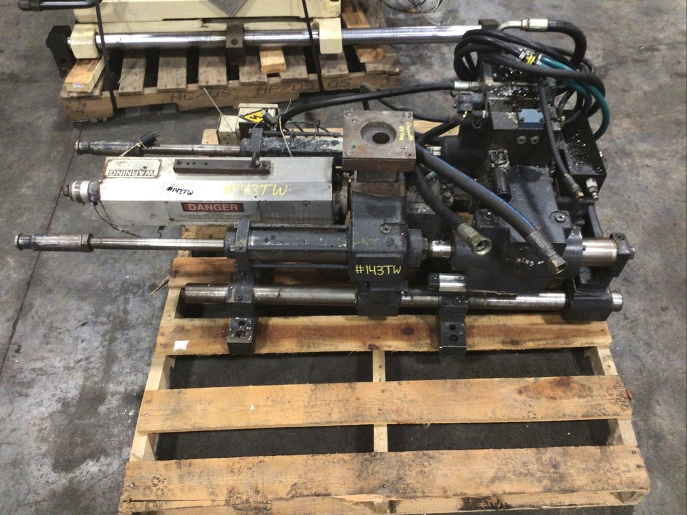 Injection Unit from 44 Ton Cincinnati Press. Molding. Read description #143TW