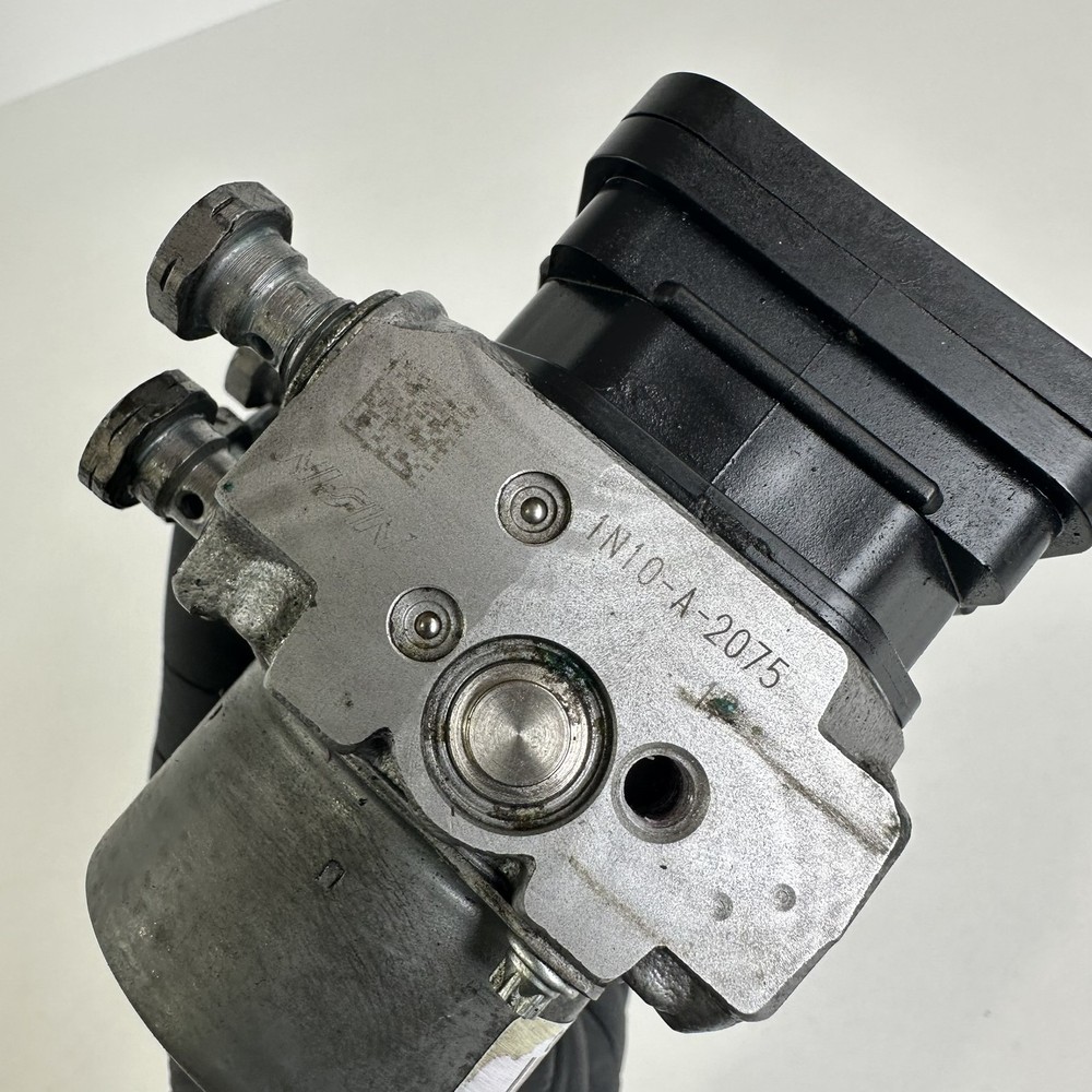 Triumph Trident 660 2022 ABS pump modulator controller block unit T2022849
