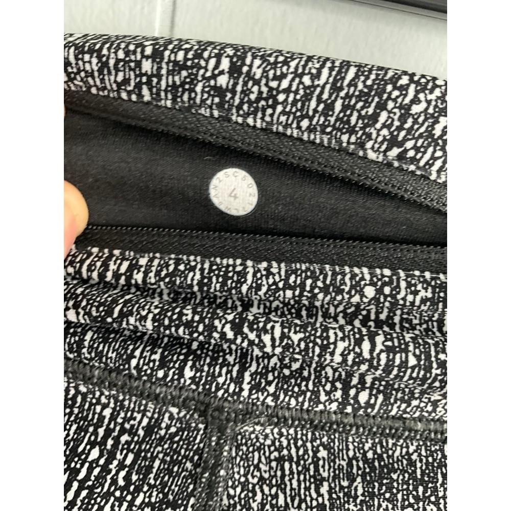 Lululemon Size 4 Speed Up Tight 28 Full-On Luxtreme Black White Static Pattern