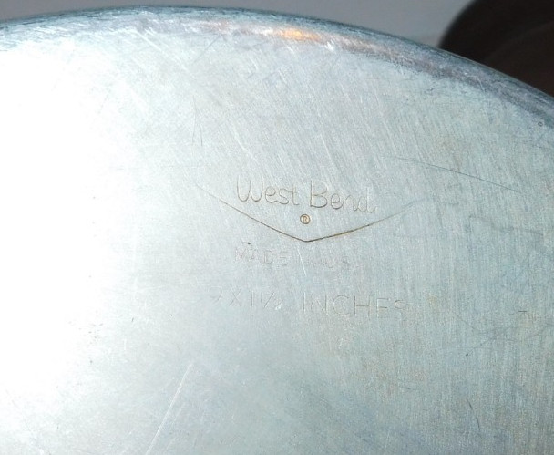 2 VINTAGE WEST BEND 9" ROUND CAKE PAN SET