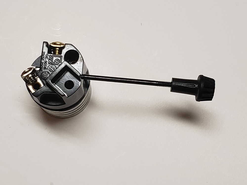 ON/OFF TURN KNOB MEDIUM E26 BASE SOCKET INTERIOR WITH 2" MANDREL NEW 48200JB