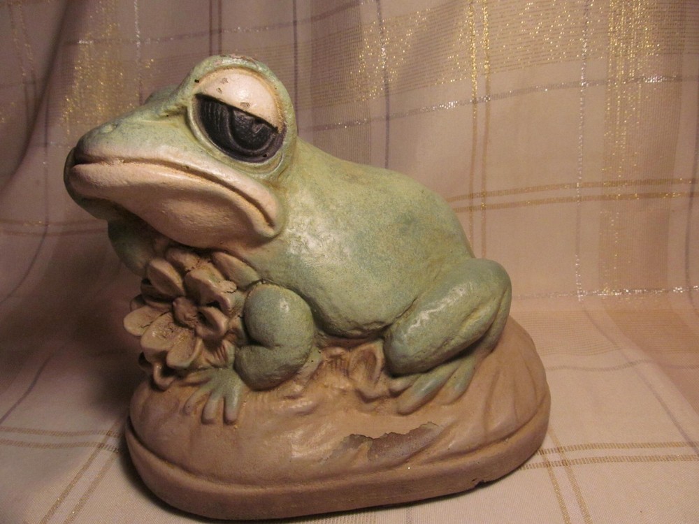 FROG CONCRETE THINKING- FLOWER -EARLY PATTERN- GREAT GREEN- BLACK EYES WHOW!