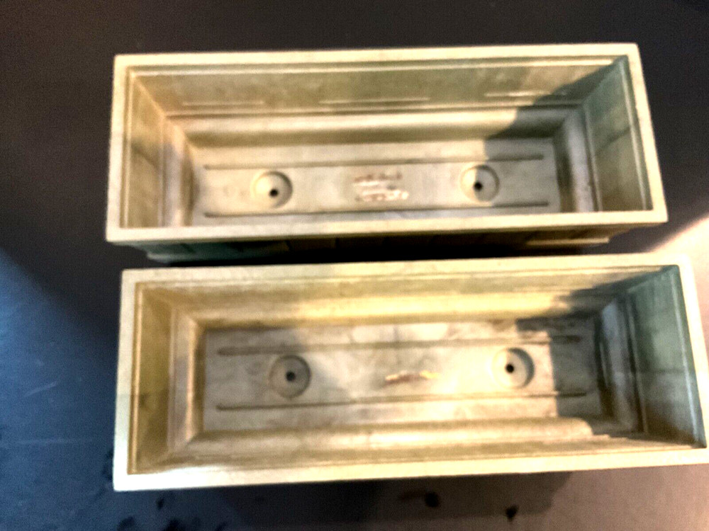 2 Rubbermaid Grooved Siding Plastic Flower Pot Planters apartment sized window