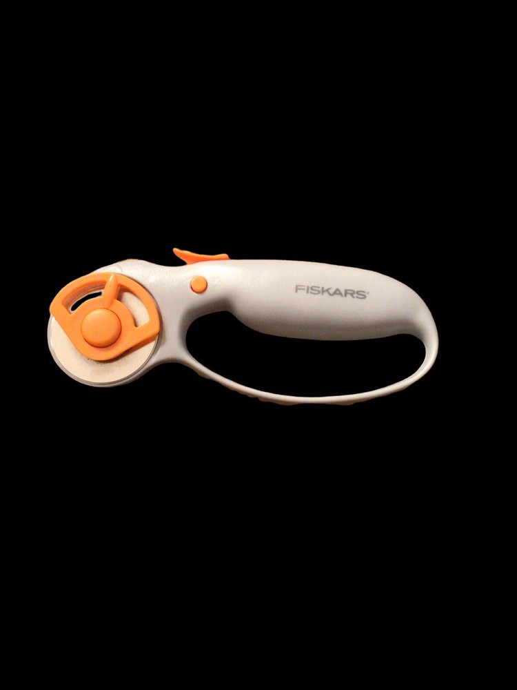 Fiskars Crafts Rotary Cutter, 60mm Titanium Gray Handle EUC