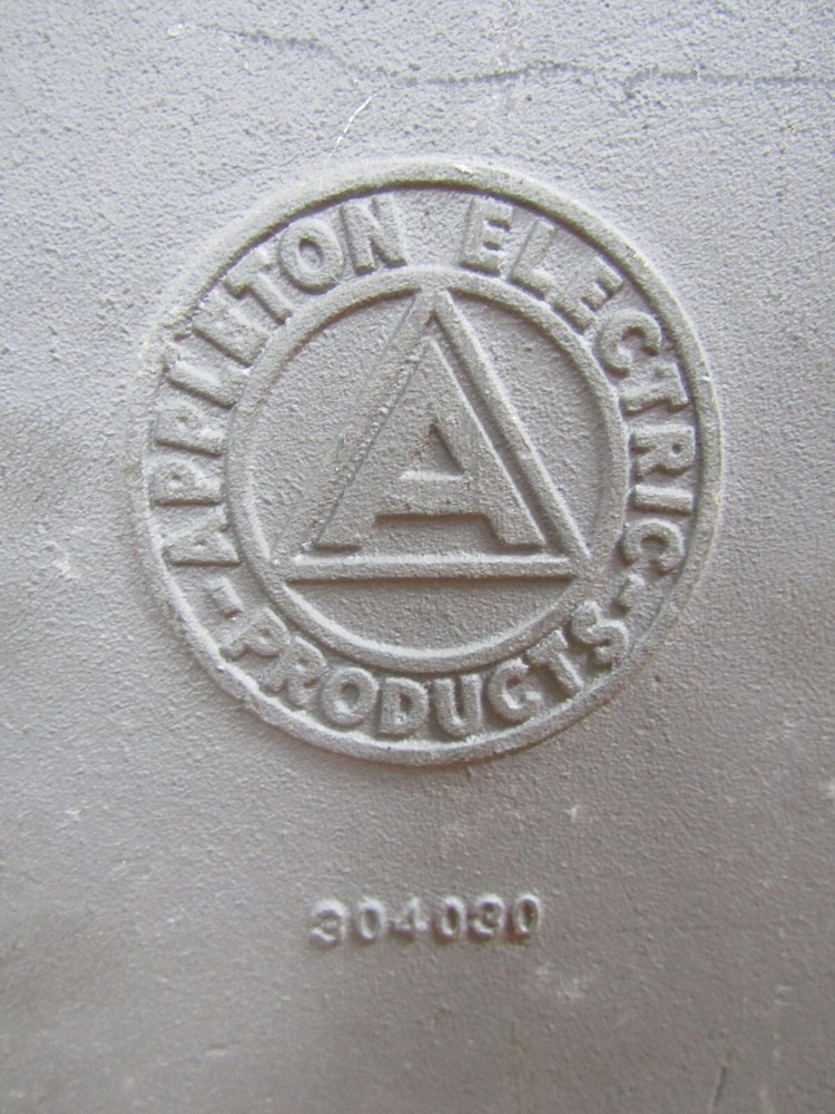 💥APPLETON 304026 ANGLED ADAPTER W/ 304030 RECEPTACLE BASE