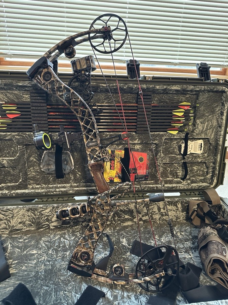 Mathews Solocam Compound Bow 70 lbs Right Hand Target Camo w/ Case & Accessories