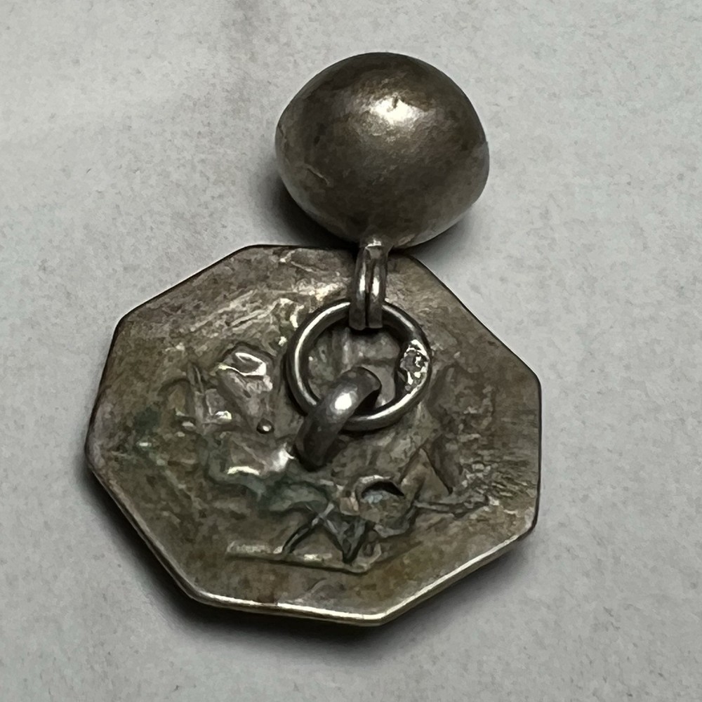 VINTAGE SAMURAI OR FIGURAL SILVER TOGGLE BUTTON Octagon shape 4.19g (Tiny hole )