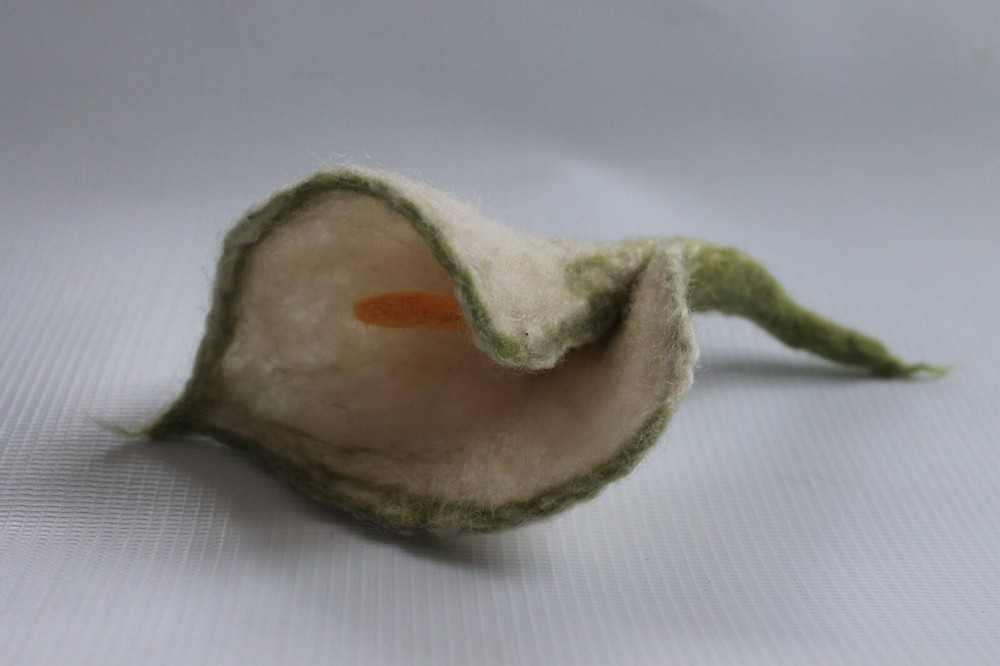 Brooch flower white calla / wool / pin / Handmade