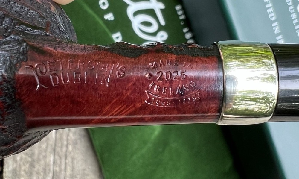 Peterson Junior Rusticated Nickel Mounted Short Apple Fishtail Pipe - New