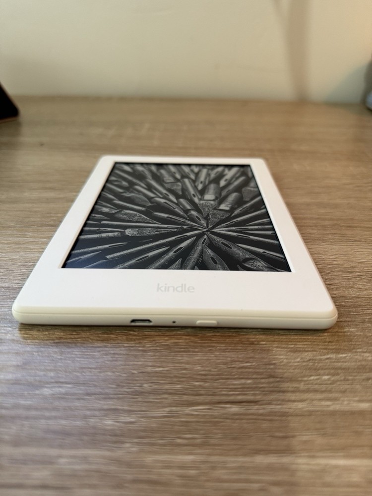 Amazon Kindle 8th Generation White Touch Screen eBook Reader Wi-Fi Bundle