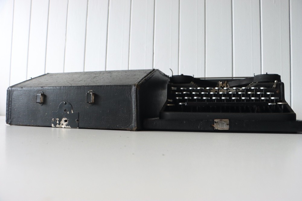 Antique Underwood Portable Typewriter - Excellent Working Condition!