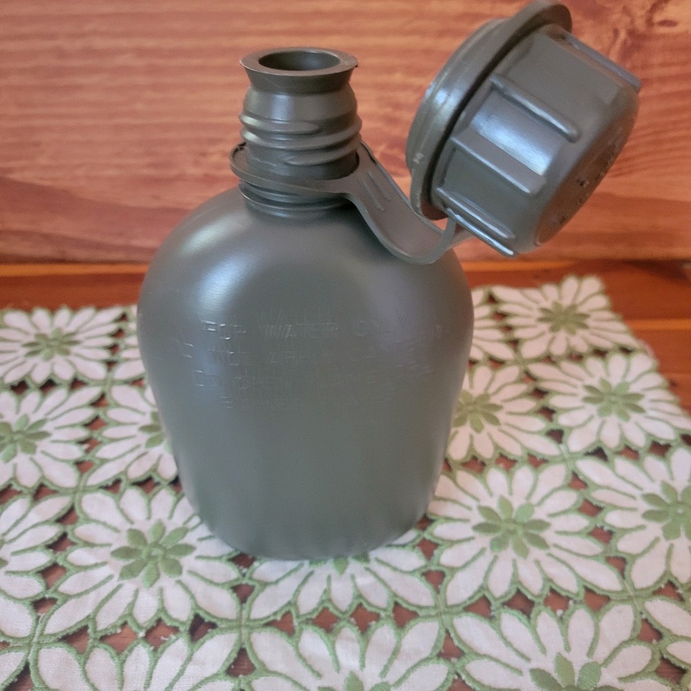 US MILITARY 1 QUART GREEN PLASTIC CANTEEN