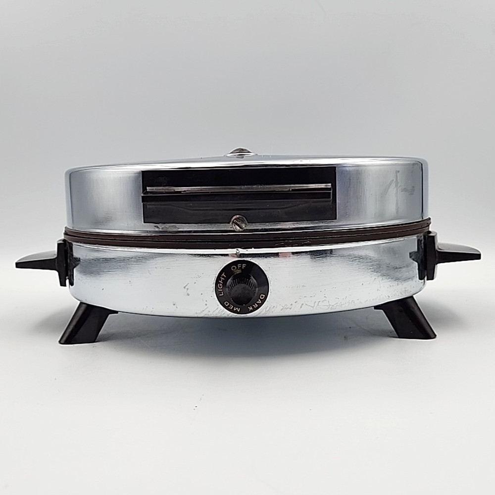 Toastmaster Waffle Baker Chrome Round Automatic Model 252 - 650W Vintage