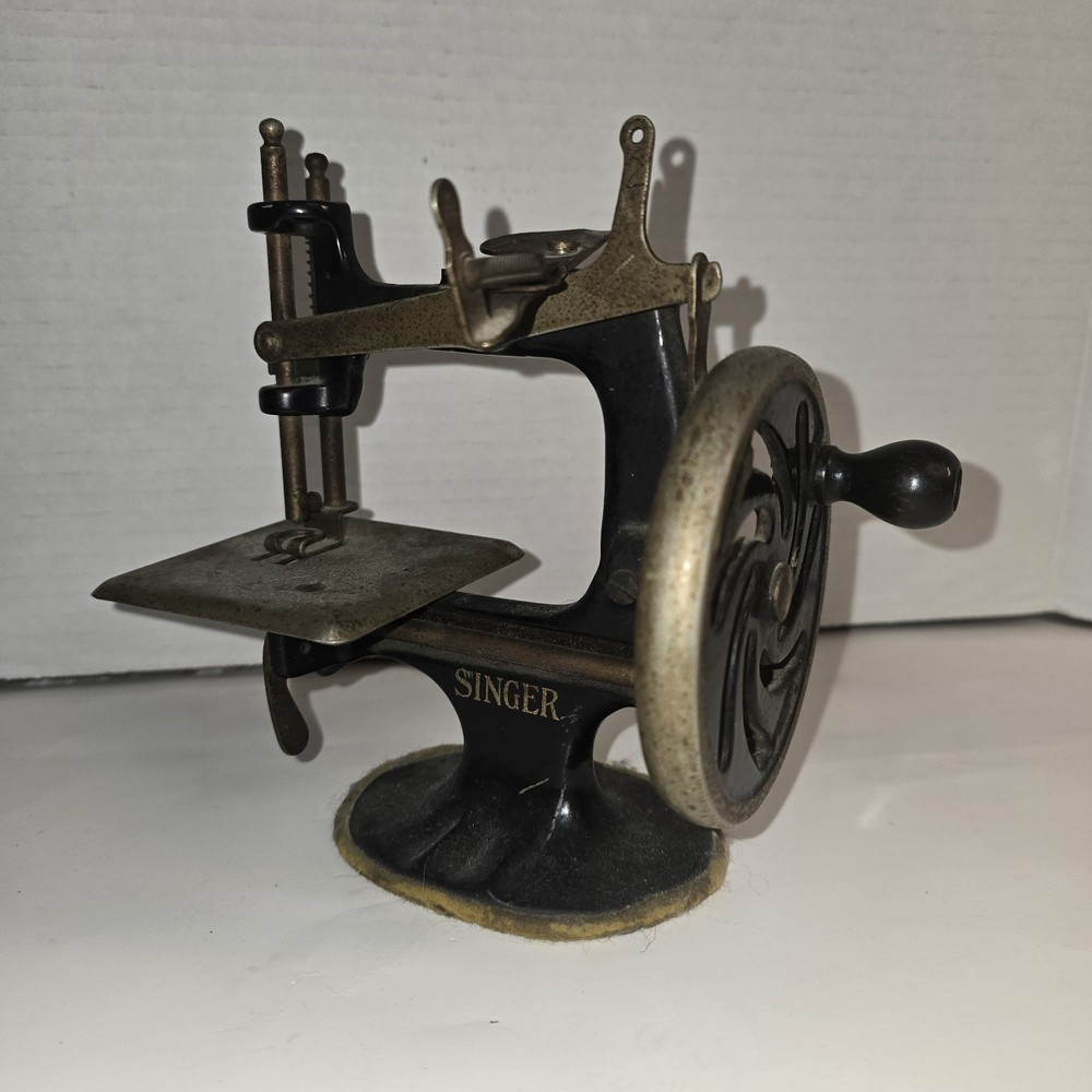 Vintage!! Singer Child's Miniature Sewing Machine M 20.