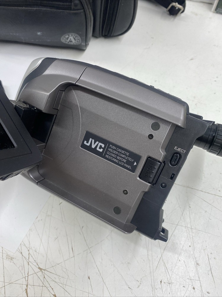 JVC Compact VHS Camcorder With Bag Untested GR-AXM50U 5 Head 3” LCD