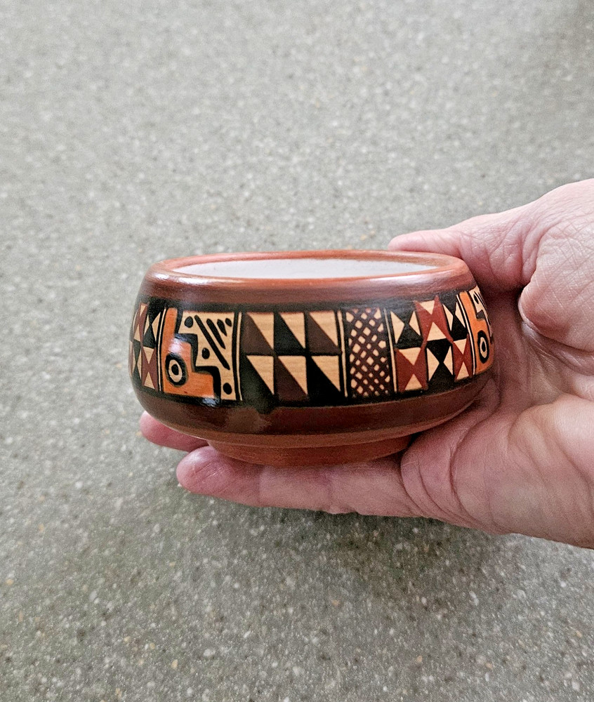Peruvianl Folk Art pot with handle, handpainted authentic