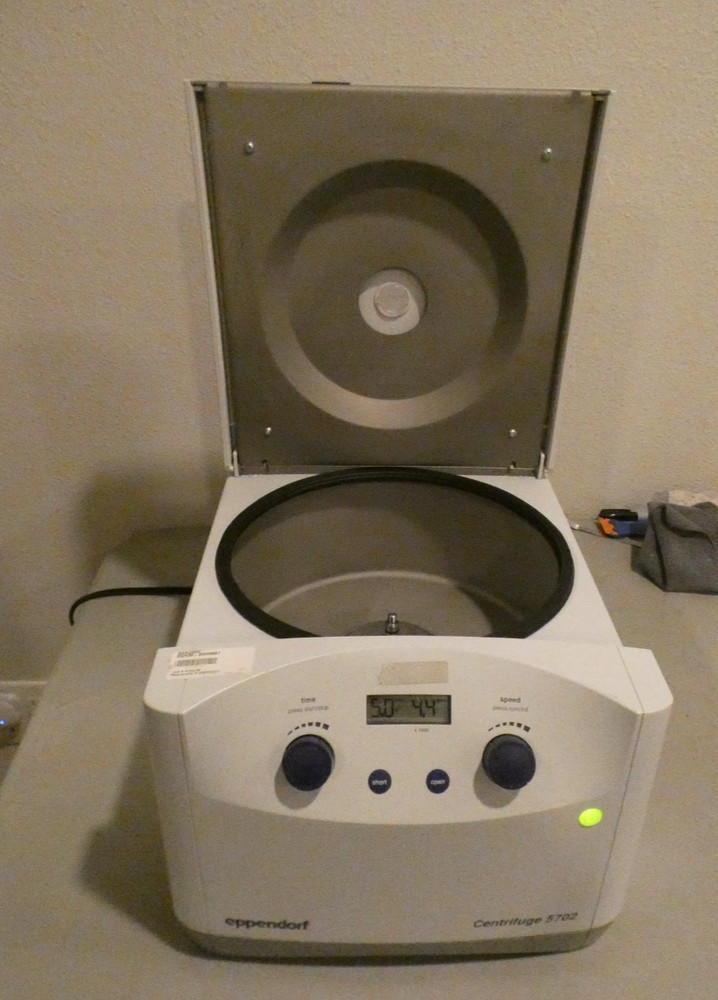 EPPENDORF CENTRIFUGE 5702 Bench Top/Counter Top Powers On, No Error Codes