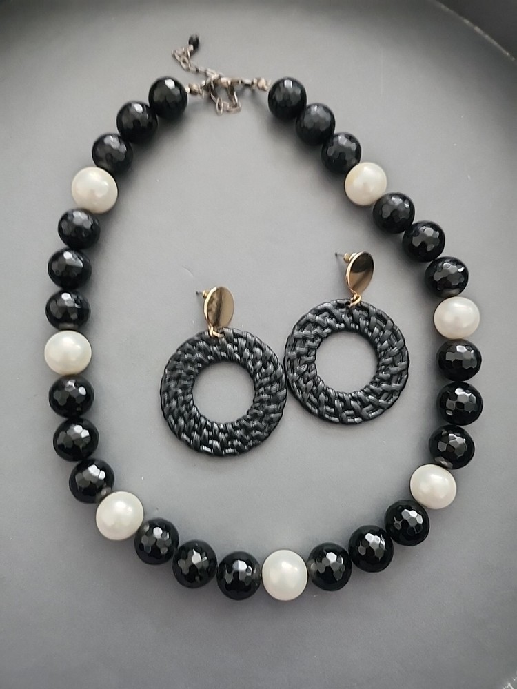 Beautiful Set Neckla and earrings 🖤