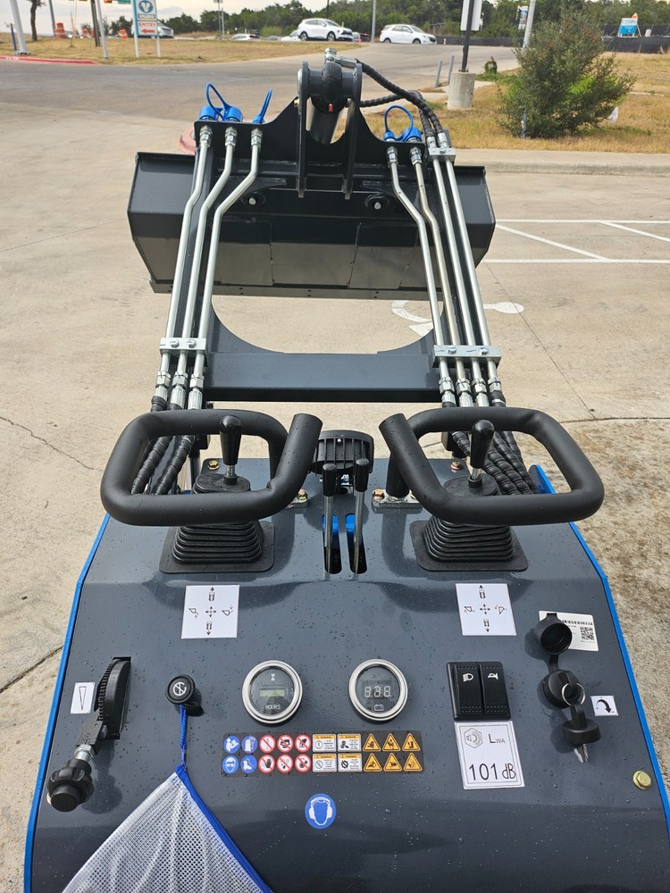 RIPPA RS03 Skid Steer Loader with B&S XR2100 engine