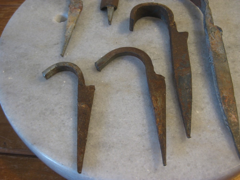 7 x VINTAGE Masonry Hooks (Different Sizes)