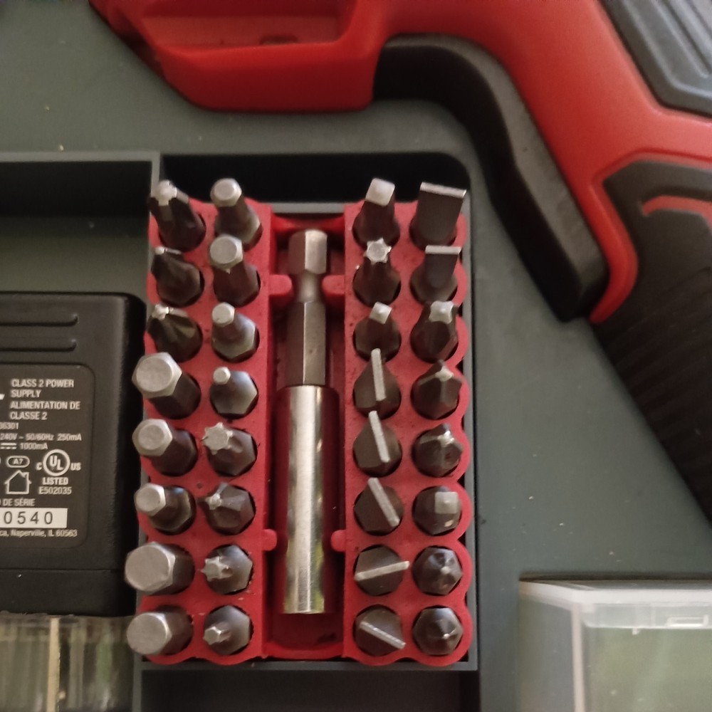 SKIL RECHARGEABLE 4V SCREWDRIVER WITH 42 PC BIT KIT
