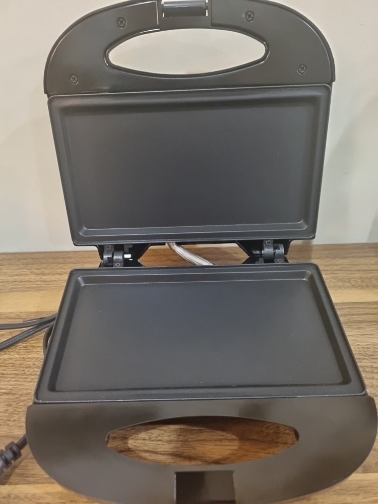 Aigostar Sandwich Maker with Non-Stick Deep Grid Surface
