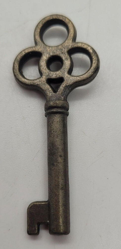 Antique Clover Key 2"