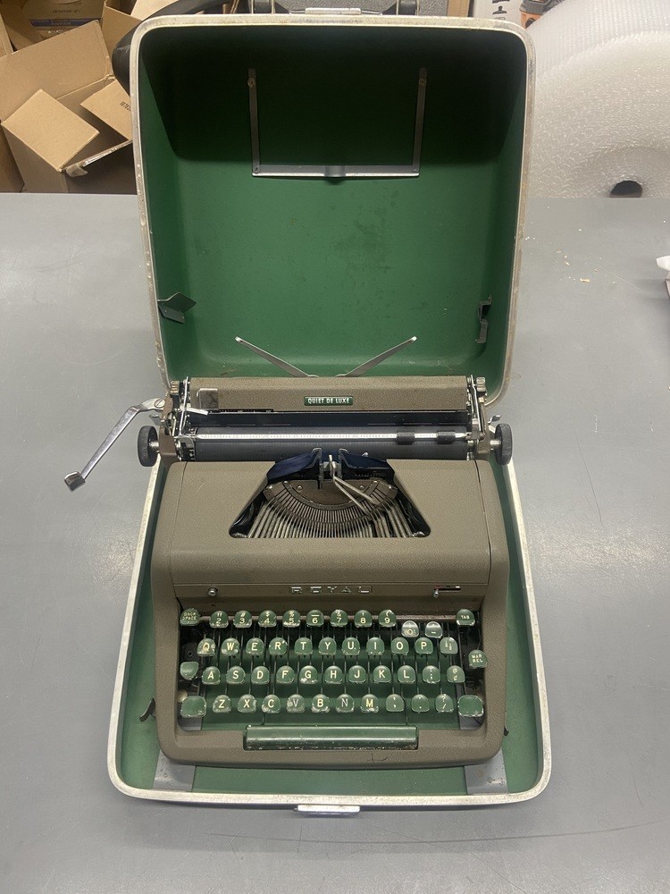 Royal Quiet de Luxe Portable Manual Typewriter with Case