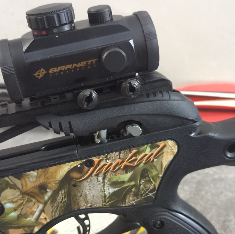 READY TO HUNT Barnett Jackal Compound Crossbow Package w/ Case