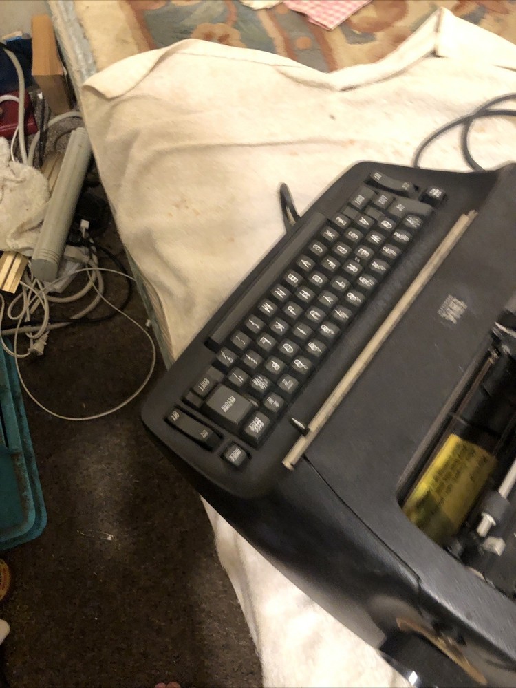 AS IS IBM SELECTRIC 1 TYPEWRITER ,BAD SWITCH AND LEFT MARGIN BROKEN.