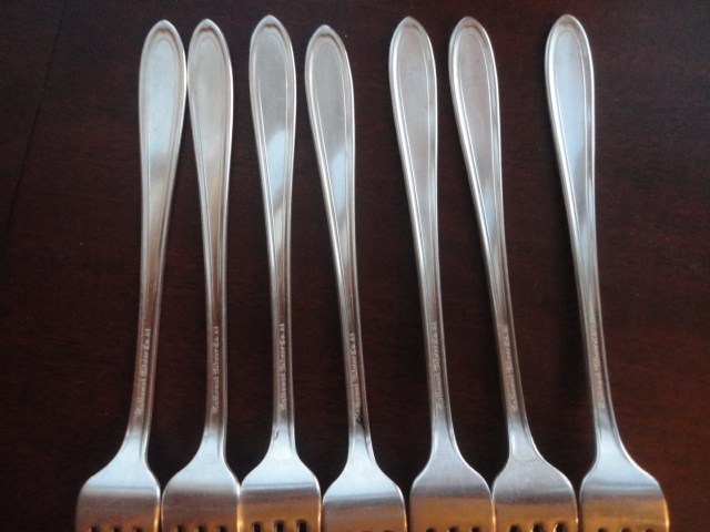 ROSE & LEAF # 1937 SILVERPLATE NATIONAL SILVER CO FLATWARE GRILLE FORK 7-3/4"L