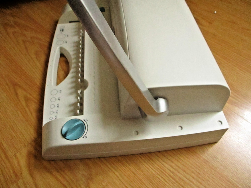 Wilson Jones CB256 Manual Precision Comb Binding System Machine 15-Sheet Punch