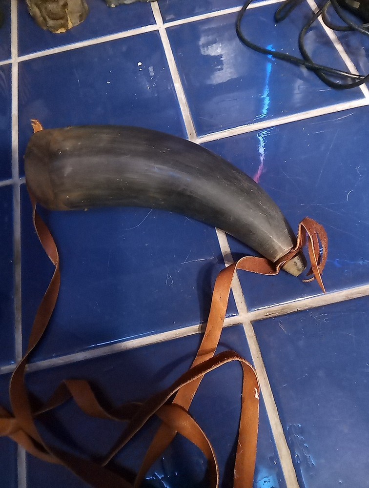 Muzzle-Loaders Authentic Black Powder Horn w/ Leather Strap