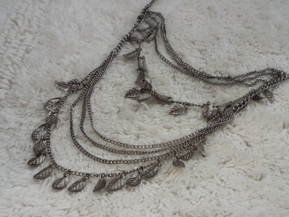 Silvertone Leaf Fringe Scoop Chain Necklace (C49)