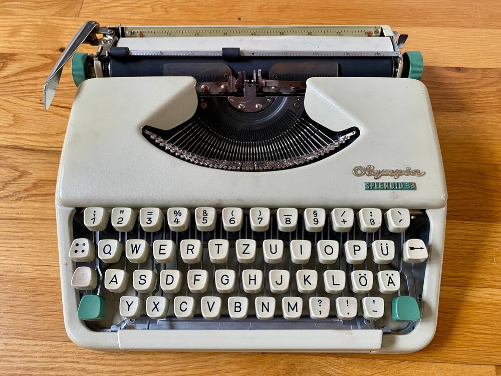 Olympia Splendid 33 Typewriter - German Alphabet Version, With Case