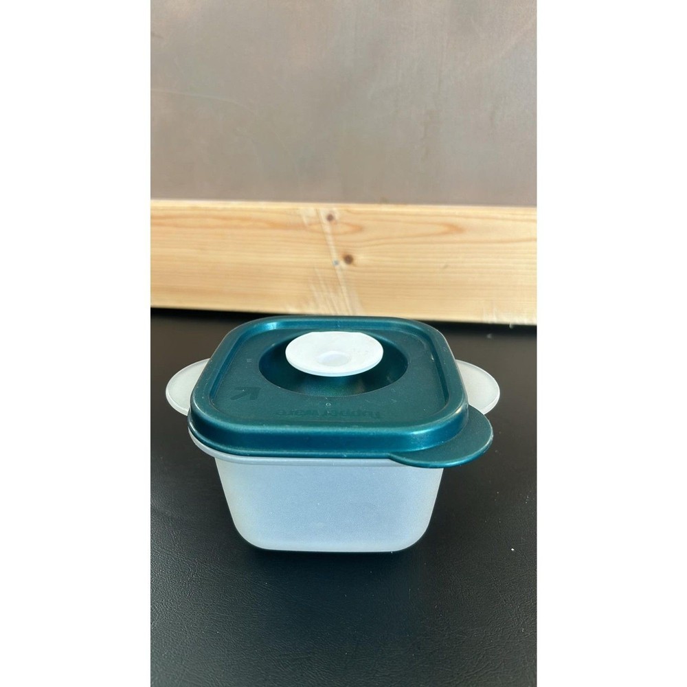 Tupperware Crystal Wave 1.25 Cup Square Lunch Container Microwave Hunter Green