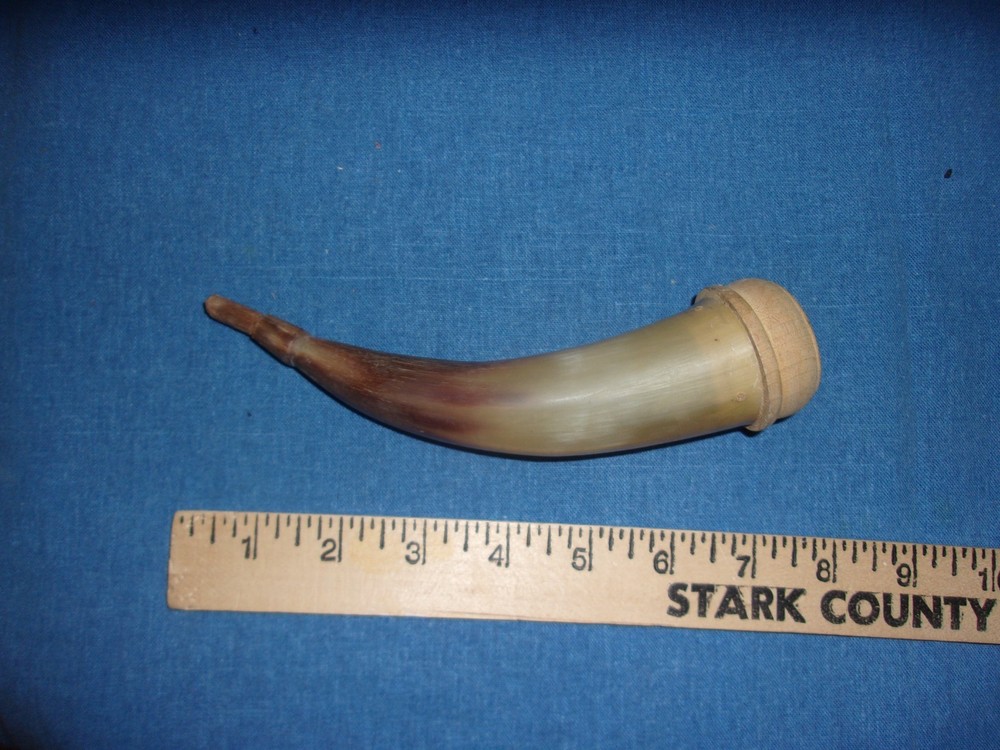 NICE ANTIQUE SMALL BLACK POWDER MUZZLELOADER HORN