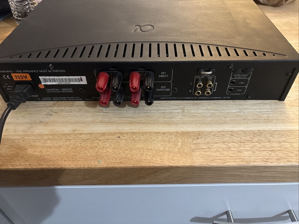 ARCAM ALPHA 8 POWER AMPLIFIER Powers On