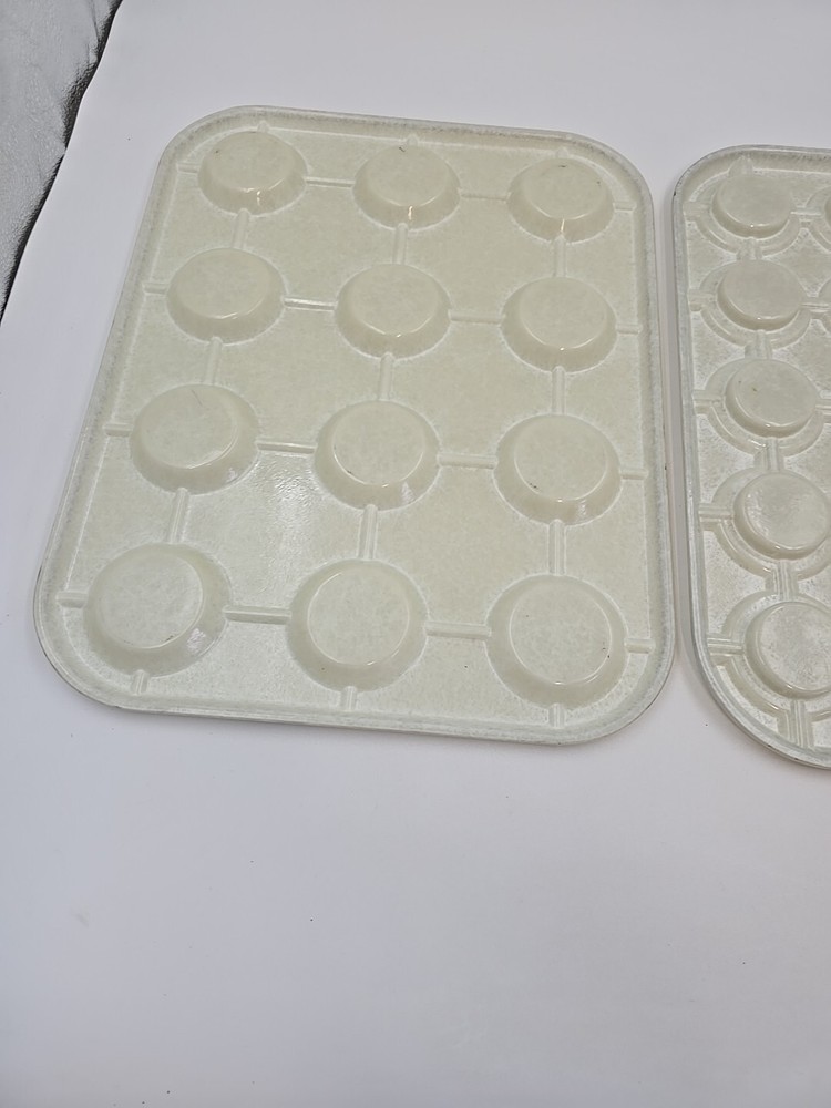 Couple Plastic Cafeteria Cup Trays